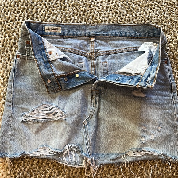 Levi’s light denim mini skirt size 27 - Picture 2 of 3